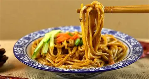  Datong ZhaJiang Mian: Kann eine Nudelsuppe wirklich so würzig und gleichzeitig zart sein?