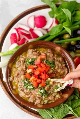  Foul Medames: Ein herzhaftes Frühstück aus dem Herzen von Siwa – eine Symphonie aus cremigen Bohnen und würzigem Knoblauch!