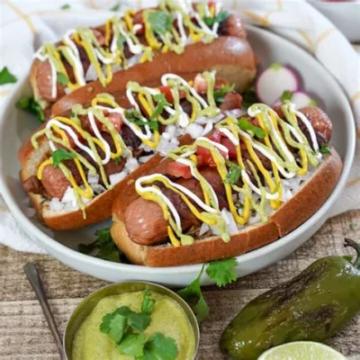  Sonoran Hot Dog - Ein unwiderstehliches Feuerwerk der Aromen und Texturen!